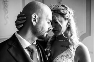 coppia di sposi in posa molto intima e romantica