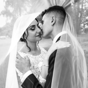 coppia di sposi in posa naturale sotto il velo x review