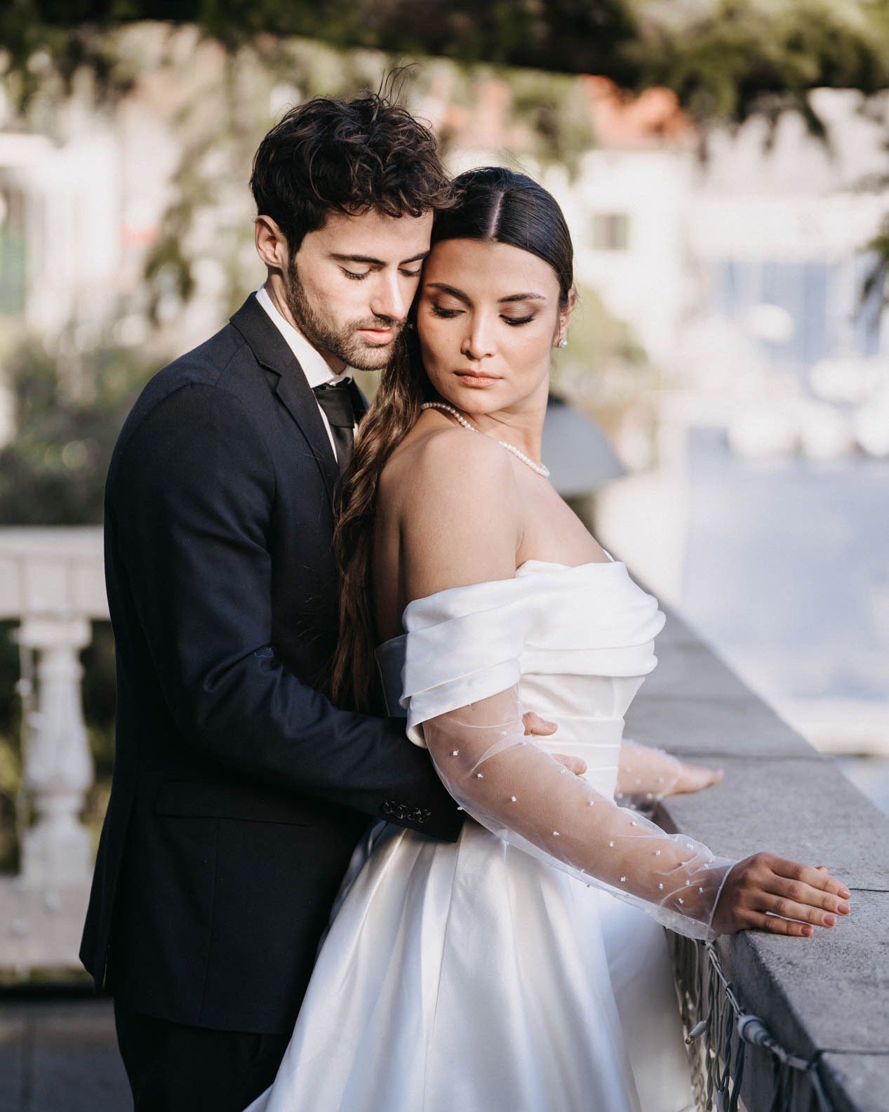 coppia di sposi durante sessiona di coppia matrimonio elegante editoriale sul lago di como