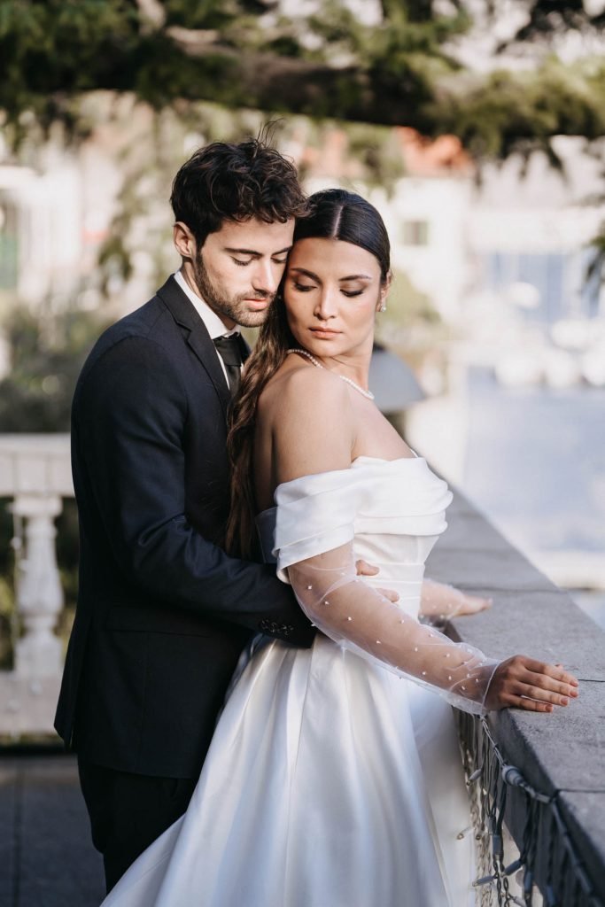coppia di sposi durante sessiona di coppia matrimonio elegante editoriale sul lago di como