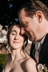 coppia di sposi in posa naturale ed elegante