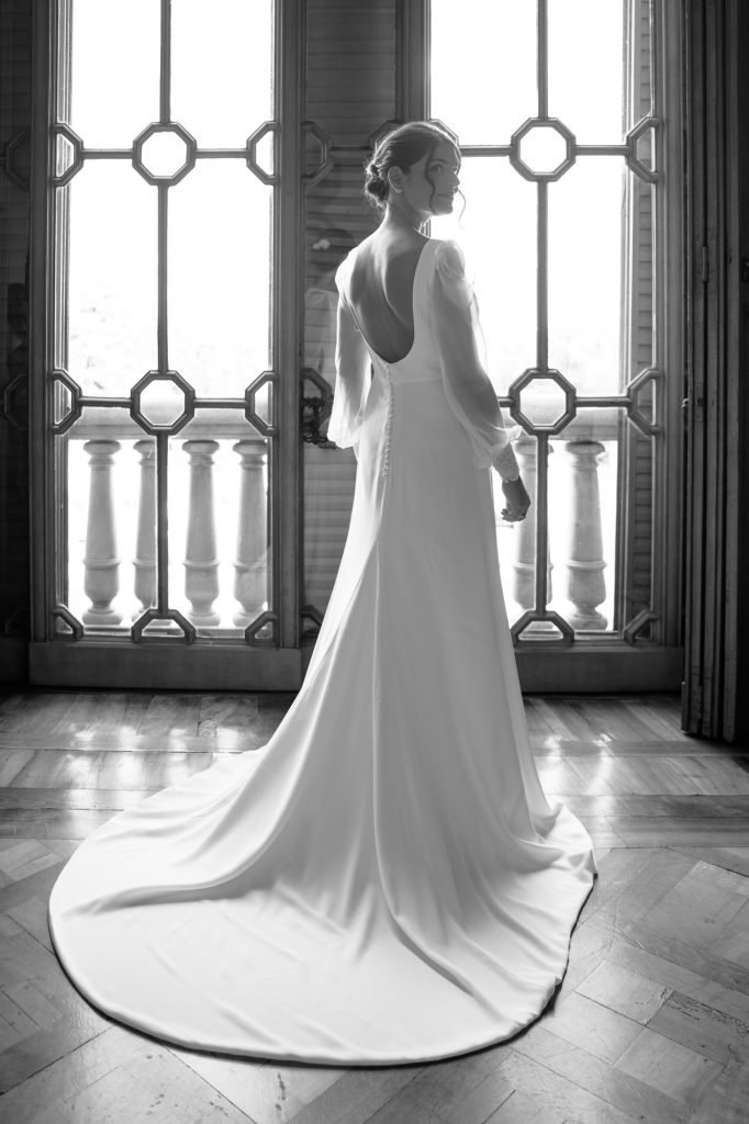 sposa elegantissima durante la preparazione in villa ponti a varese