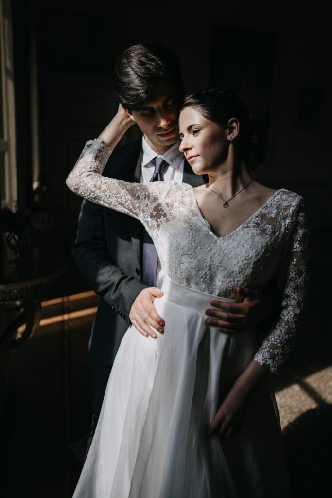 coppia di sposi in posa elegante naturale villa le torrette con luce bellissima dalle finestre