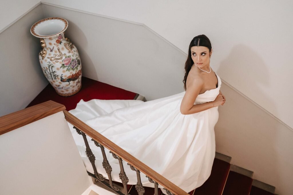 matrimonio sul lago di como sposa elegante che scende le scale