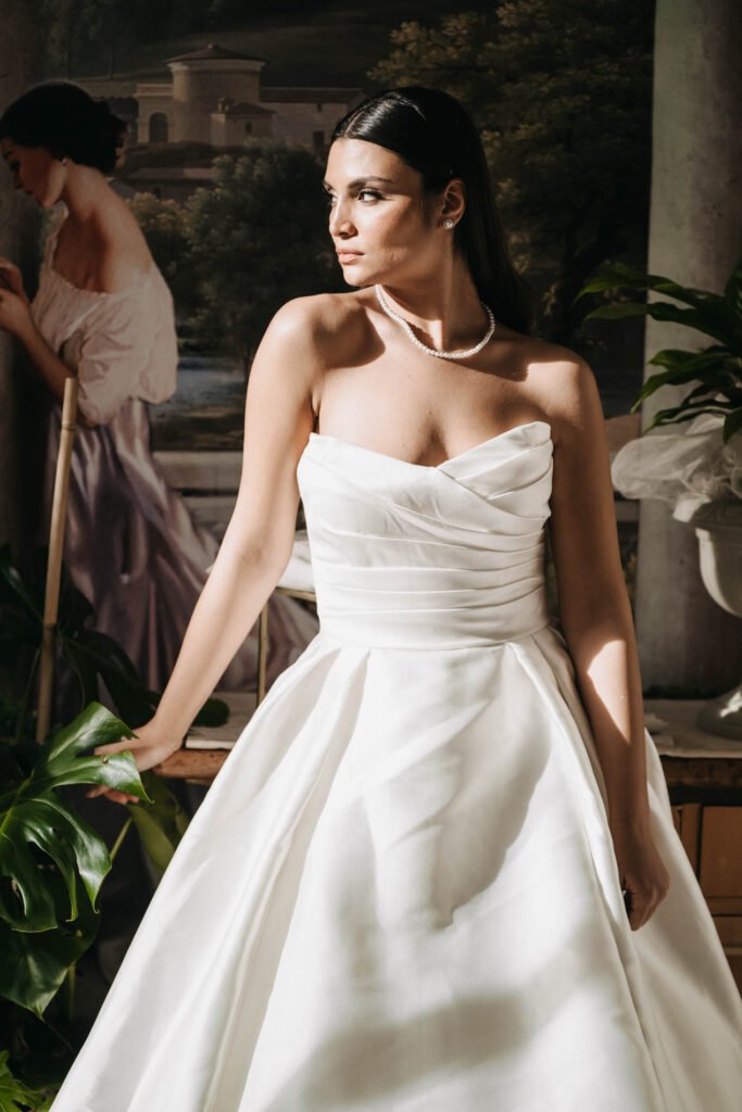 matrimonio sul lago di como sposa molto elegante in posa fashion