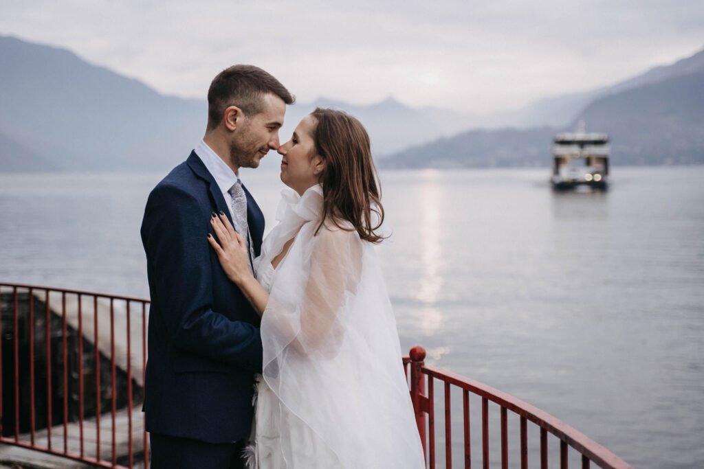 Foto di coppia eleganti sul Lago di Como: come sentirsi naturali davanti alla fotocamera