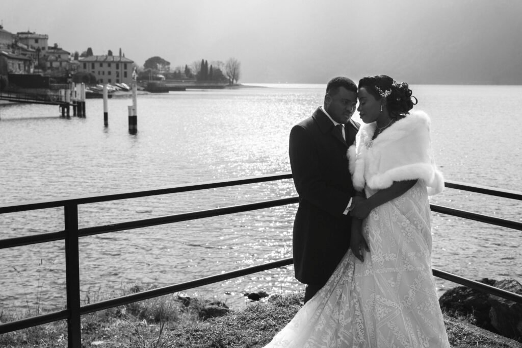 coppia sposi matrimonio lago di como bianco nero
