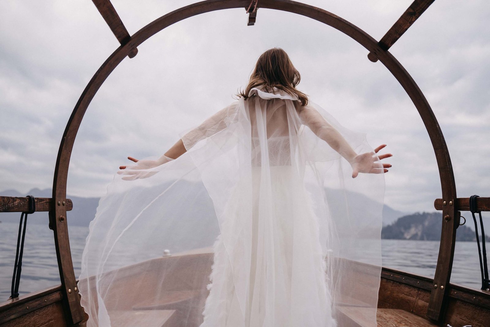 sposa elegante sul lago di como imbarcazione lucia