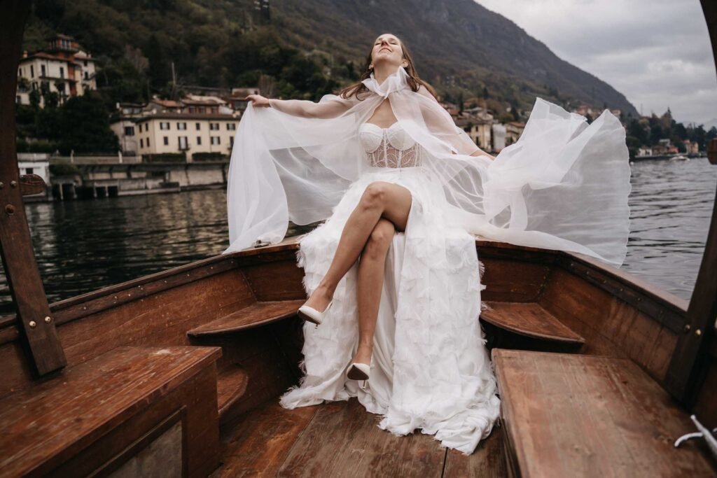 sposa in barca sul lago di como abito elegante matrimonio