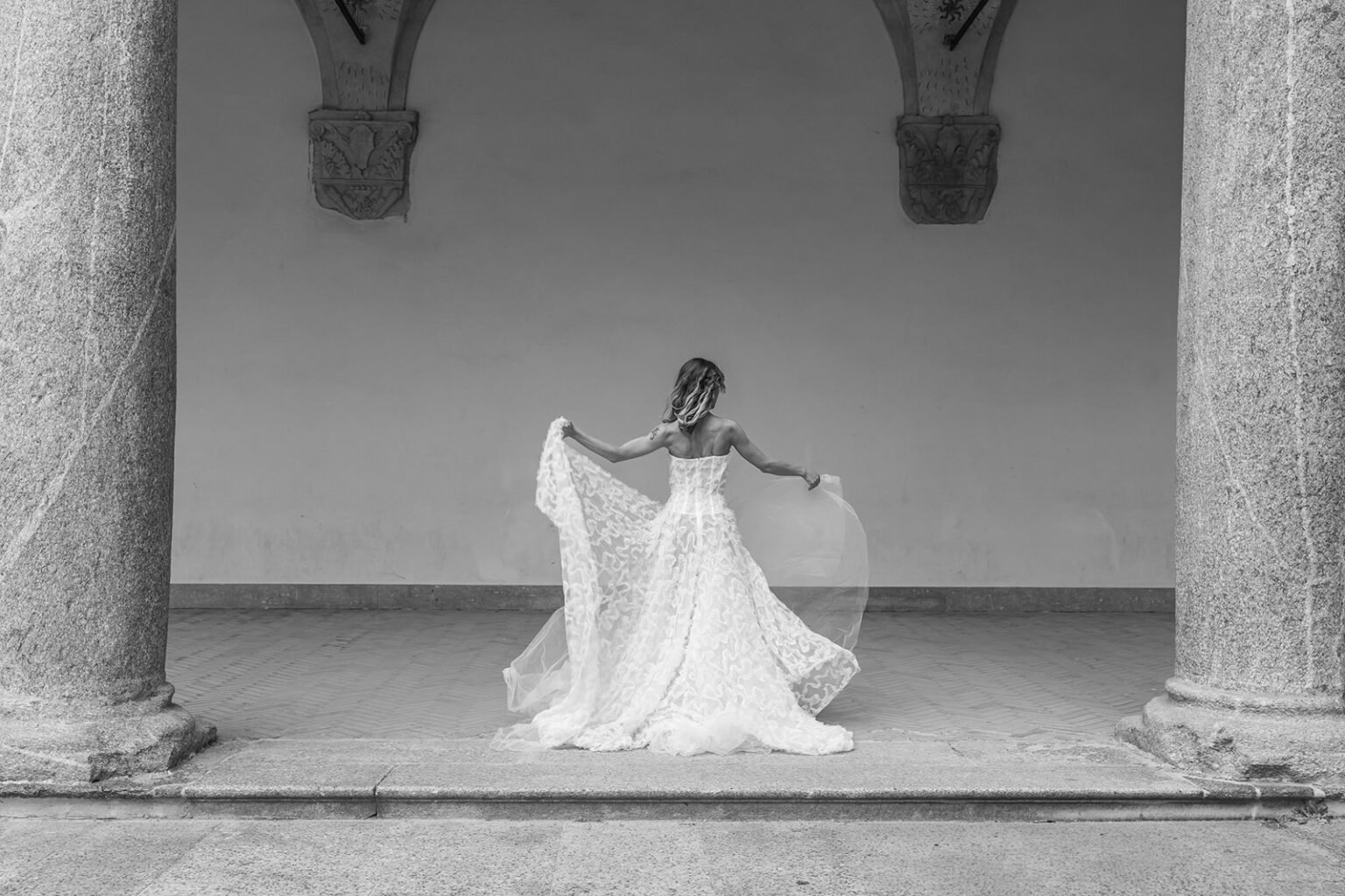 sposa elegante in posa editoriale al castello sforzesco milano