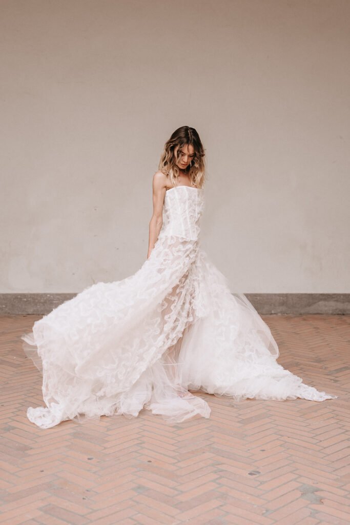 sposa elegante in posa editoriale al castello sforzesco milano durante la preparazione