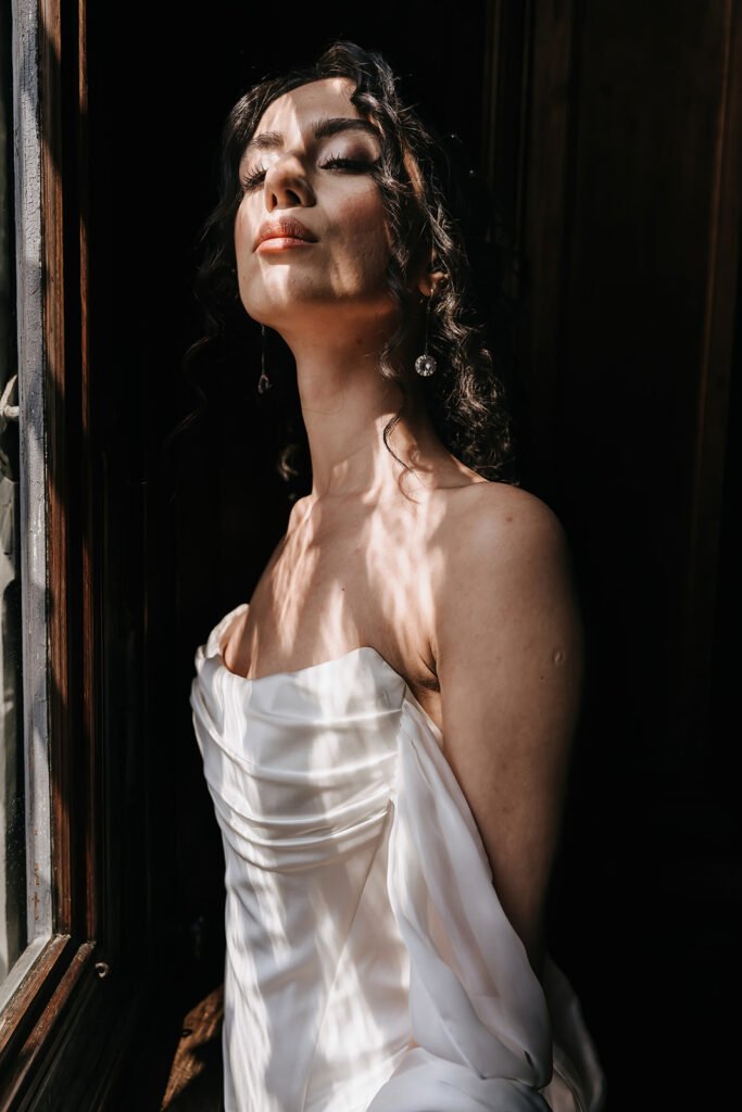 sposa in posa editoriale in un maatrimonio elegante a villa del bono