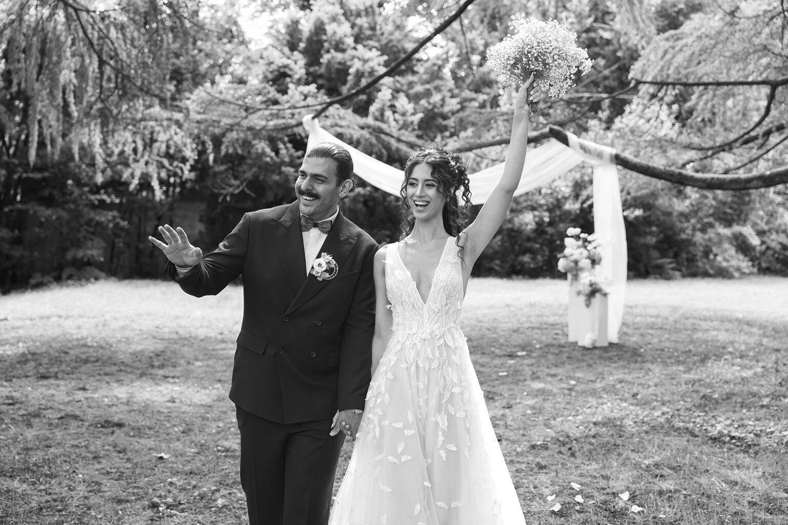 sposi durante un matrimonio elegante a villa del bono mentre salutano alla fine della cerimonia