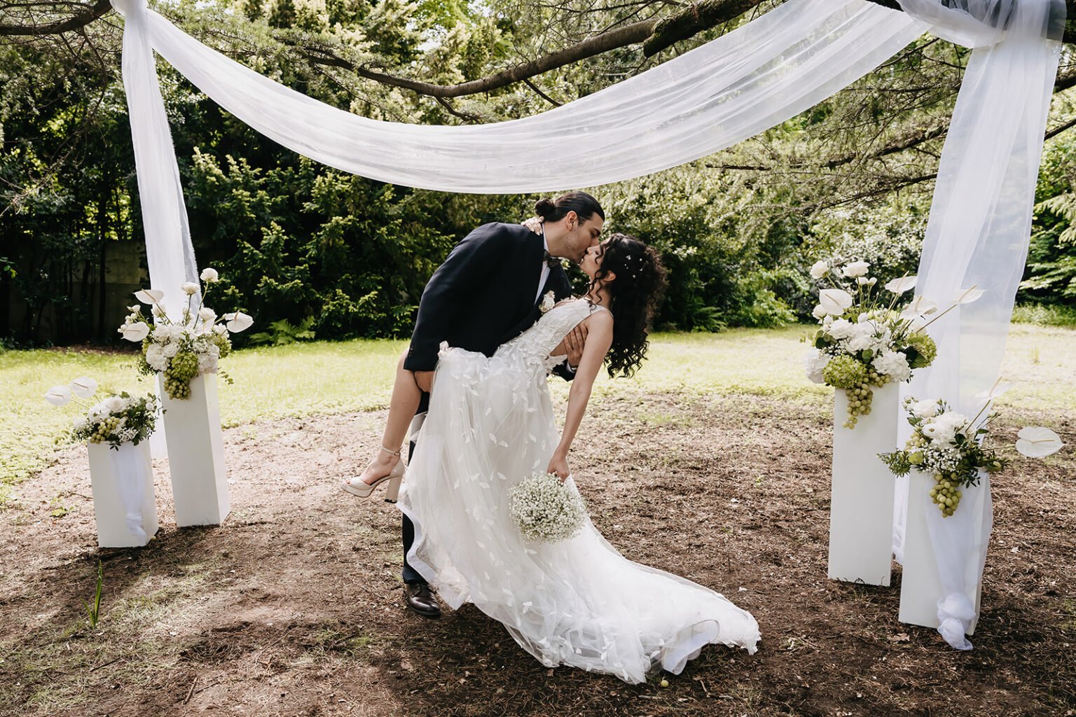 sposi durante un matrimonio elegante a villa del bono mentre si baciano alla fine della cerimonia