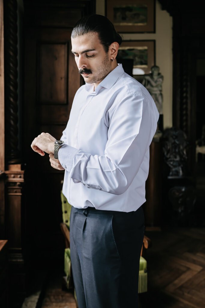 sposo durante la preparazione in un matrimonio elegante a villa del bono