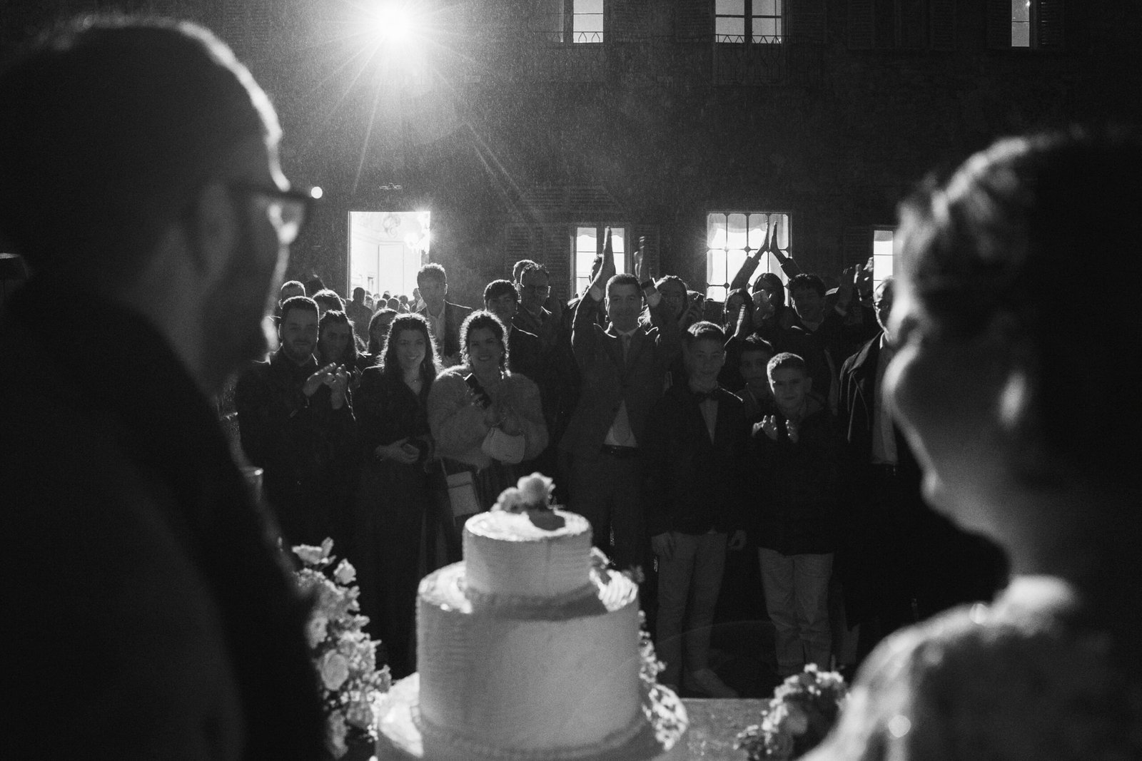 sposi che guardano gli invitati durante il taglio torta a villa malliana