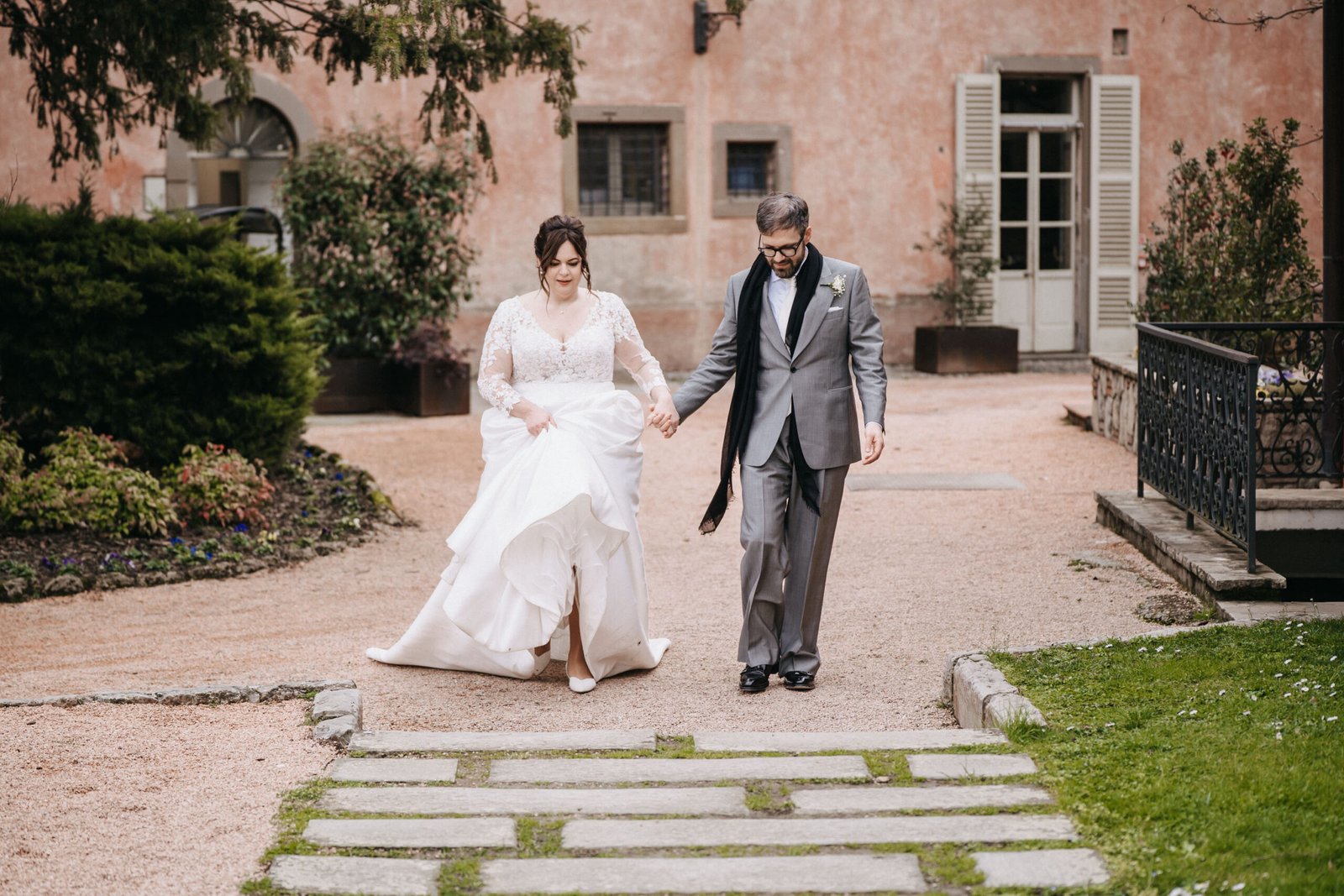 sposi mentre camminano per fare il loro ingresso villa malliana